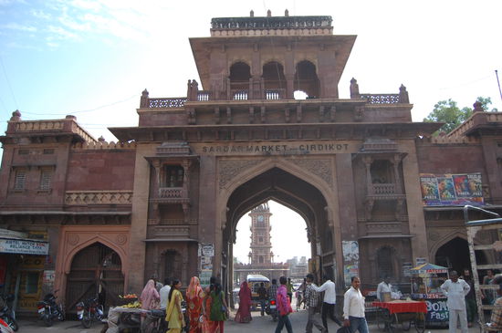 am Marktplatz - im Hintergrund der Uhrturm