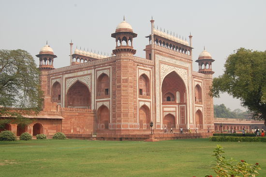 Das ist das Haupttor, durch das man auch den ersten Blick auf das Taj Mahal hat