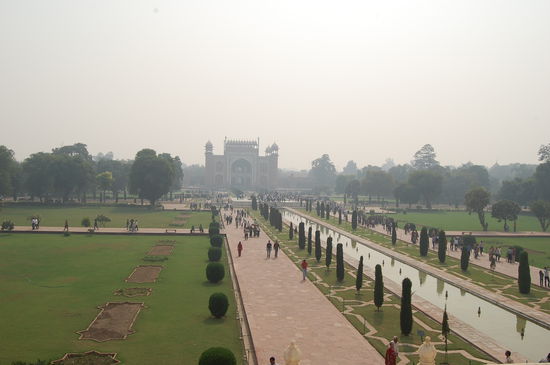 Der Blick vom Taj Mahal zum Eingangstor