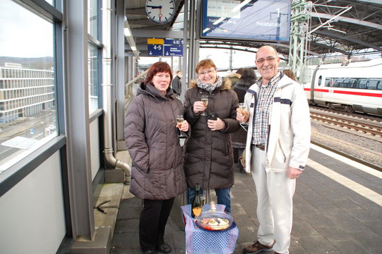 Zum Glück kann man sich auf die Verspätungen der Deutschen Bundesbahn verlassen  (da mussten wir nicht so kippen)