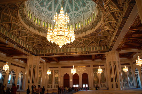 Man beachte die Größe der Menschen, dann kann man die Größe des Leuchters erahnen.