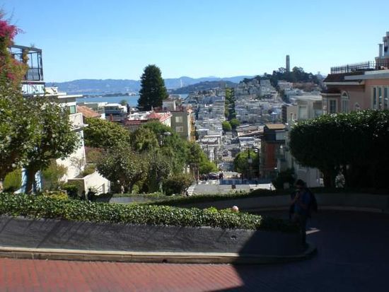 Blick von der Lombard Street auf den Coit Tower, wo wir jetzt hinlaufen werden.