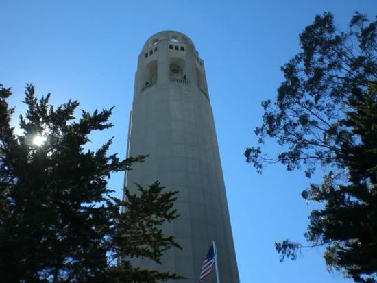 Coit Tower - für 7$ mit dem Aufzug hoch und die Aussicht genießen, ist aber nicht wirklich der höchste Punkt in S.F.