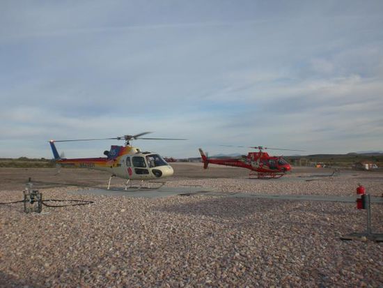 Nach der Hälfte der Zeit sind wir an einen Flughafen zum Auftanken geflogen, wir mussten aussteigen, während der Pilot bei laufendem Motor in der Maschine geblieben ist.