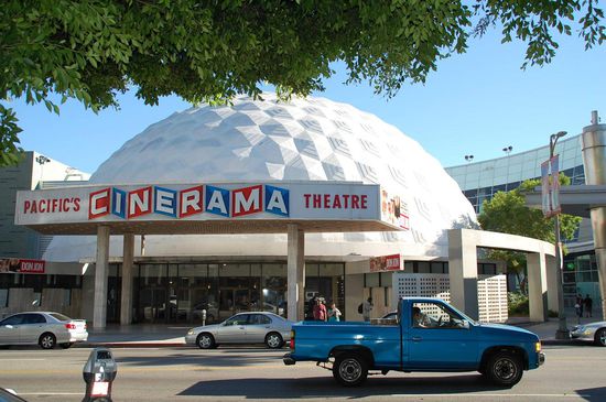 hier wurden Filme mit Hilfe von 3 Projektoren auf eine gekrümmte Leinwand projeziert (1963 errichtet)