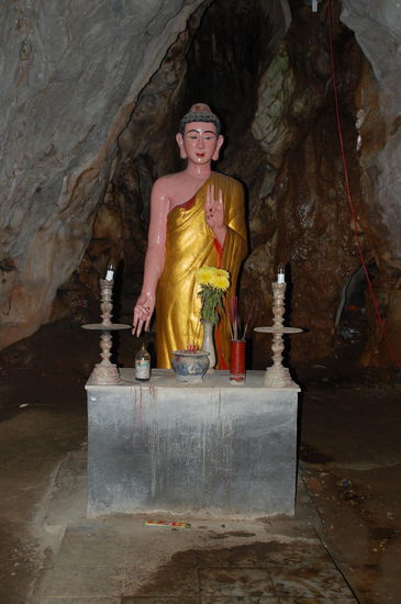 In einer der Höhlen, dahinter ein ganz steiler, nasser Aufgang, wir sind aussen rum