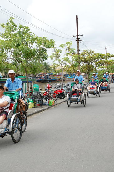 So sieht das aus, wenn japanische Reisegruppen unterwegs sind....