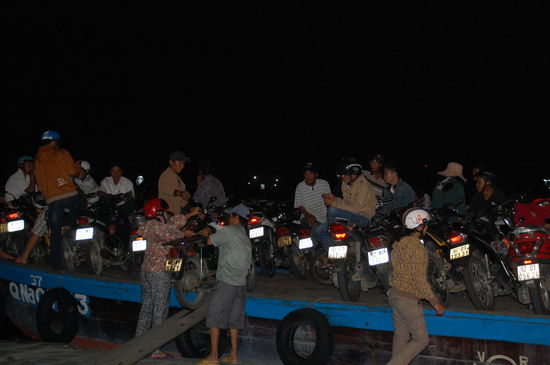 Die Rollerfähre am Abend