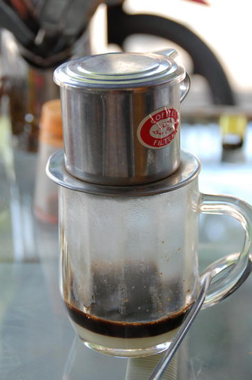 So wird in Vietnam Kaffee gebraut, Unten kommt die gesüsste Milch ins Glas und von oben läuft der Kaffee durch