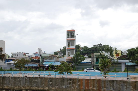 Haus in typischer Bauweise, ganz schmal, dafür laaaaang