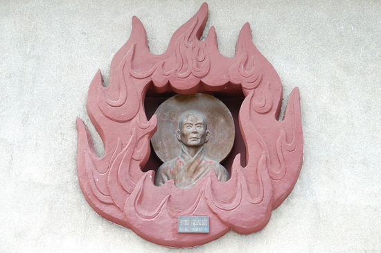 Im Sockel Abbildungen von Mönchen und Nonnen, die sich 1967 selbst verbrannt haben