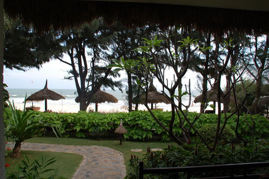 Blick von der Terasse auf den Strand/Meer