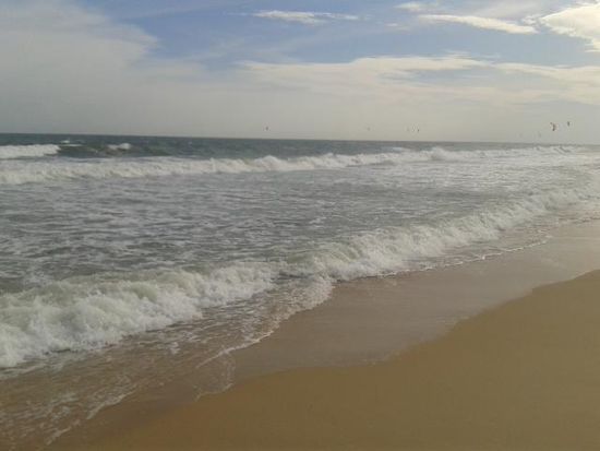 Das Meer ist sehr rauh, schwimmen ist nicht möglich, nur gegen die Wellen ankämpfen. Wie gesagt, es gibt hier sehr viele Kite-Surfer