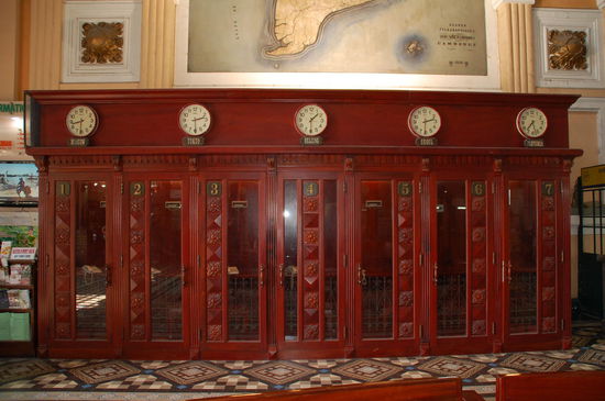 Auf der linken Seite Telefone, auf der gegenüberliegenden Seite ATM's (Geldautomaten)