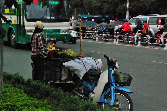 Mitten auf der Strasse hat sie ihren Grill angeheizt...
