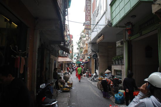 Man sieht noch einen Teil der Hotel Beschriftung ("RENE - Hanoi Serene Hotel)