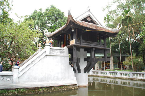 Ein-Säulen Pagode, fast hätten wir sie durch die Baustelle außen rum gar nicht gefunden
