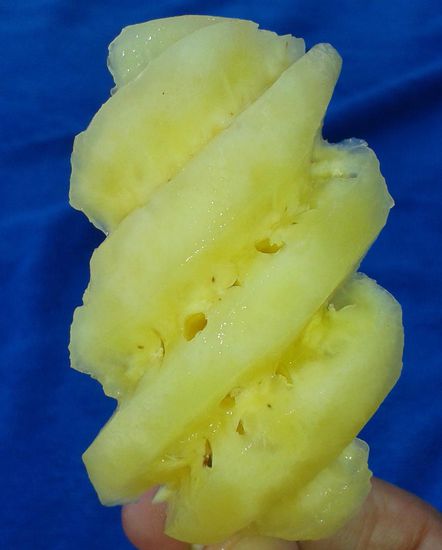 Diese Mini Ananas war ca 8 -10cm groß und herrlich saftig, hier habe ich einen Beutel mit 5 Stück für 50 Baht gekauft - ein Traum....