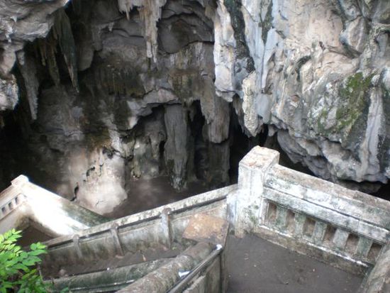 Hier geht es runter in die Höhle