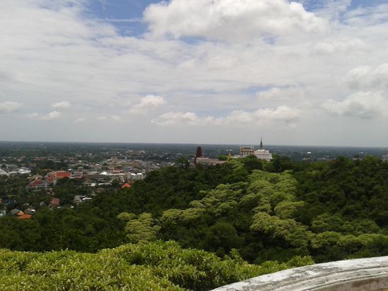 Von hier aus kann man einen befestigten Weg zu diesem Tempel gehen