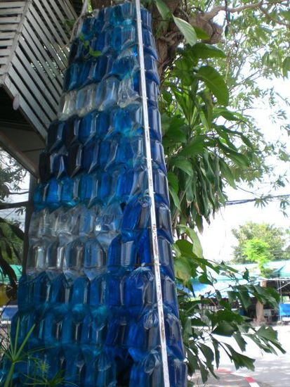Falls jemandem noch eine Deko Idee fehlt, einfach Plastikbeutel (Gefrier) mit farbigem Wasser füllen und stapeln