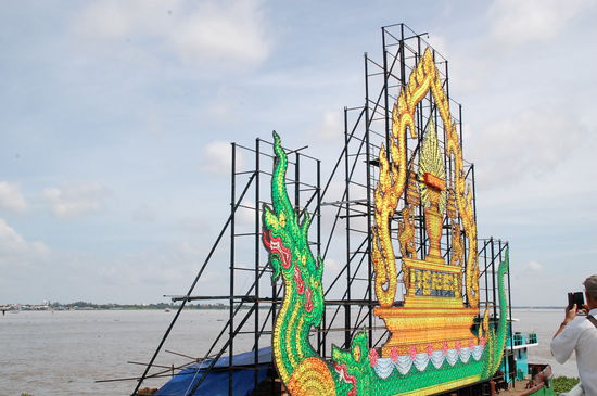 Die Boote / Schiffe werden mit unzähligen Glühbirnen ausgestattet. Alles für das grosse Fest von Sonntag bis Dienstag.