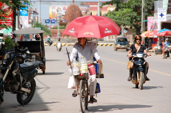Hinten ist das Durian (Stinkfrucht) Denkmal zu sehen