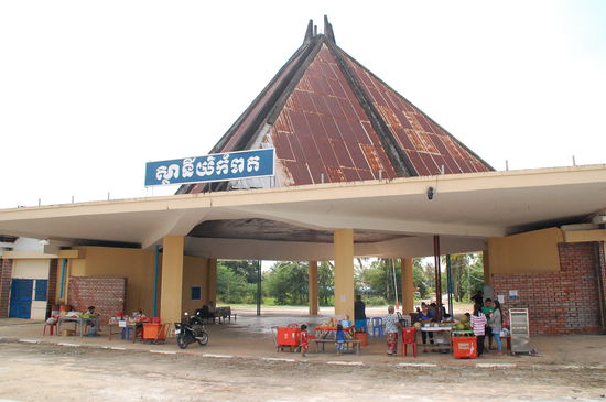 Die Ständler warten bereits auf Kundschaft, wenn der Zug kommt, wimmelt es hier von Leuten