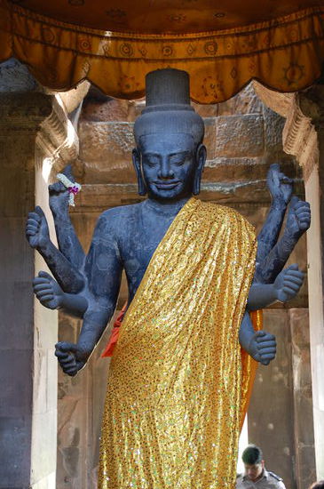 die achtarmige Vishnastatue am westlichen Eingangstor