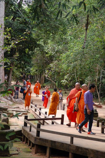 Auch thailändische Mönche gehen auf Reisen 
