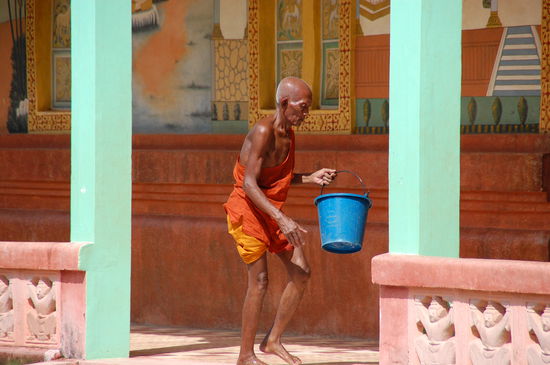In der Pagode nebenan, Mönch beim Treppe putzen