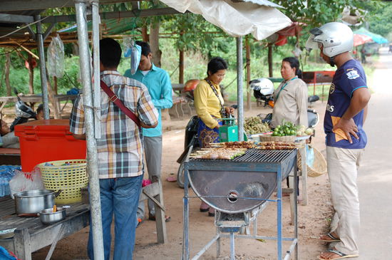 Bora kauft Frösche, er hat sie aber gegessen, als wir in einem Tempel waren