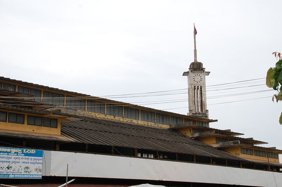 Versammlungshalle mit Uhrturm (der auf dieser Seite keine Zeiger mehr hat)