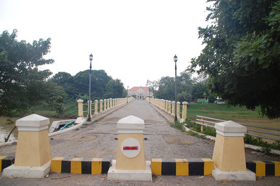 Im Hintergrund der Gouverneurspalast