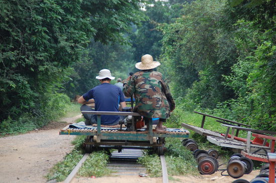 Vor uns die fahren los, hinten sitzt der "Steuermann"
