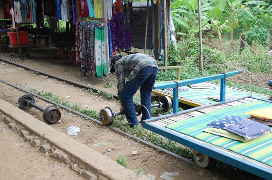 Räder wieder auf die Gleise bringen