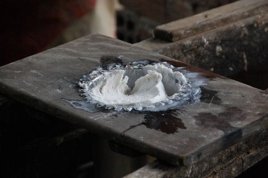 Das Sieb mit Paste kurz vorm Durchdrücken