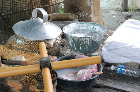 Hier vorne das Kreuz mit den Rohren, auf diese Rohre kommt die Reismasse (vorher gemahlen, dann mit Wasser zu einem Brei verarbeitet) und wird dann abgerollt und auf die Matten zum Trocknen gelegt. Wenn sie ganz trocken sind, lassen sie sich ganz einfach abziehen