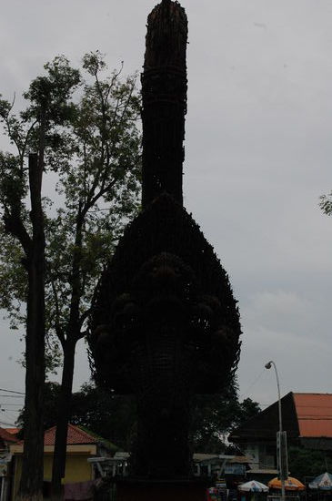 Die Friedensnaga  eine Schlange gebaut aus lauter Waffen