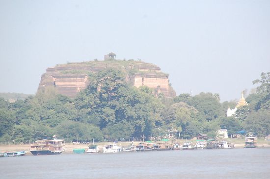 Dies sollte mal die grösste Pagode der Welt werden, ist aber nur der Sockel fertig gestellt worden, und der von einem Erdbeben stark beschädigt.