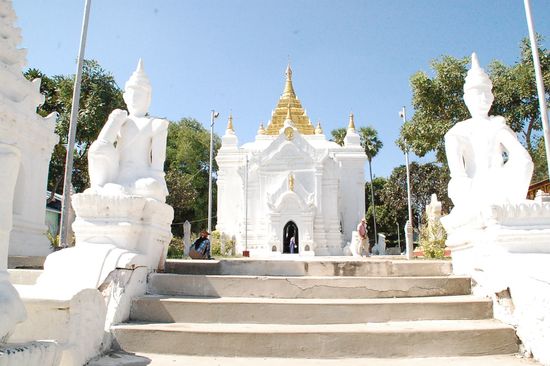 Das müsste die Sat Taw Yar Pagode sein.