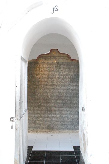 Zayar sagt, es ist auf PaLi geschrieben, ganz alte Schrift, er kann es nicht lesen