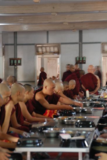Ein Blick in den Speisesaal, man darf auch rein, muss aber die Schuhe ausziehen. Aber muss ja nicht sein, dass man ihnen auch noch beim Essen zusieht