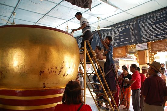 Hier steigen die Leute rauf, um Geld für Reis zu spenden. Wir hätten ja gerne mal in den Topf reingeschaut...