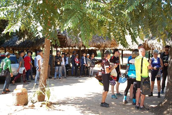 Dieser Radfahrertrupp war d i e Attraktion für die Einheimischen (siehe links) 