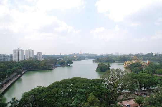 Gaaaanz hinten die Shwe Dagon Pagode