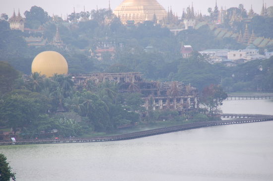 Reste vom Kandawgyi Palace Hotel