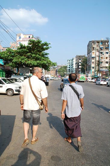 Links Europäer - rechts die traditionelle Kleidung der Männer in Myanmar