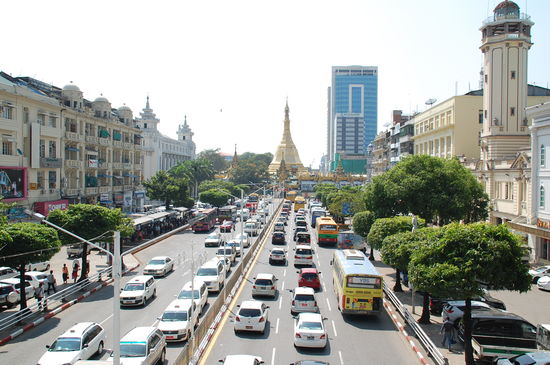 Überführung mit Blick auf die Sule Pagode