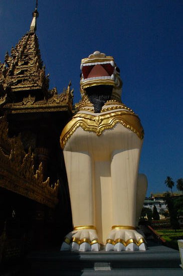 Der Südaufgang wird von zwei 9 Meter hohen Löwen bewacht